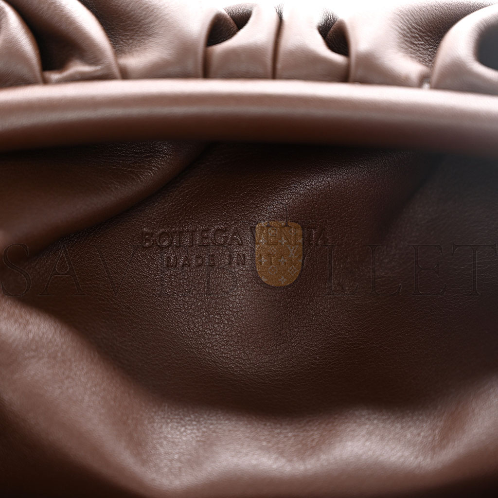 BOTTEGA VENETA SMOOTH BUTTER CALF THE POUCH OVERSIZED CLUTCH BROWNIE (39*19*9cm)